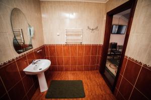 PetrikovБратіслава Тернопіль的一间带水槽和镜子的浴室