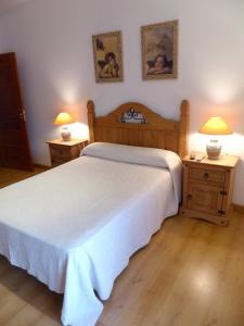 Vitigudino拉托尔托拉度假屋的卧室配有白色的床和2个床头柜