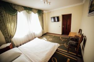 PetrikovБратіслава Тернопіль的酒店客房设有床和窗户。