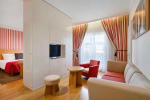 布拉格布拉格河畔马梅森酒店的客厅配有沙发和1张床