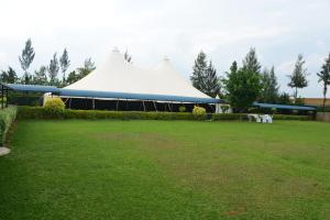 KayonzaSilent Hill Hotel Kayonza的草场中央的帐篷