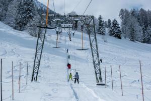 RaggalApartment BergIN的一群人乘雪上滑雪升降机