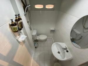 北冲Chomklong Experience的一间带水槽和卫生间的小浴室