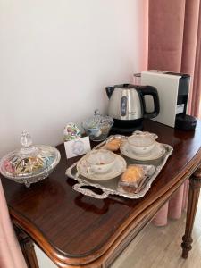 滨海布洛涅La Boulonnaise的茶壶和盘子桌子