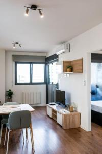 格拉纳达Moderno apartamento con Piscina y Parking的客厅配有桌子和床。