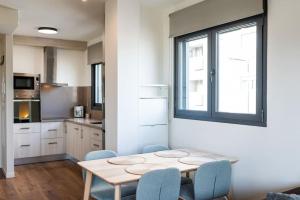 格拉纳达Moderno apartamento con Piscina y Parking的厨房配有桌椅和窗户。