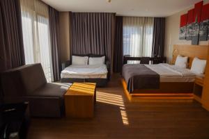 伊斯坦布尔塔克辛超多套房酒店的酒店客房,设有两张床和一张沙发