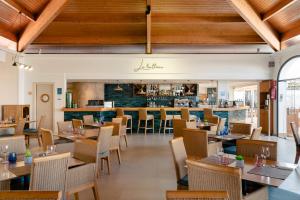 萨尔加AluaSun Mediterráneo的一间带桌椅的餐厅和一间酒吧