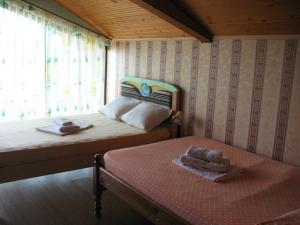 SlivekGuest House Slivek的一间卧室设有两张床和窗户。