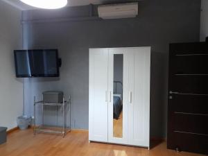 蒙特西尔瓦诺Casa Sole & Luna的一间带电视的客房内的白色门
