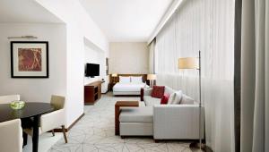 迪拜迪拜艾尔里加凯悦酒店的酒店客房设有床和客厅。