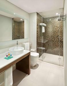 迪拜迪拜艾尔里加凯悦酒店的浴室配有卫生间水槽和淋浴。