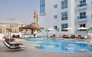 迪拜迪拜艾尔里加凯悦酒店的游泳池,带椅子和遮阳伞