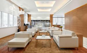 迪拜凯悦迪拜巴尼亚斯广场酒店的一间设有白色沙发和桌子的等候室