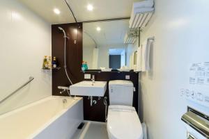 大阪SureStay Plus Hotel by Best Western Shin-Osaka的一间带卫生间和水槽的小浴室
