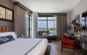 萨凡纳Thompson Savannah, by Hyatt的酒店客房设有一张床和一个大窗户