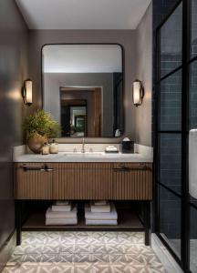 萨凡纳Thompson Savannah, by Hyatt的一间带水槽和镜子的浴室