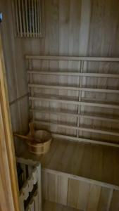 莫哈卡尔TRIPLEX DE LUJO EN MOJACAR的一间小浴室,内设卫生间