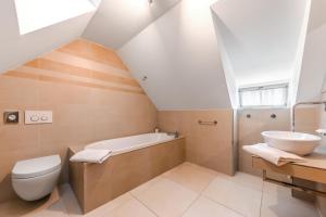 布拉格Aparthotel Tycho de Brahe的浴室配有盥洗盆、卫生间和浴缸。