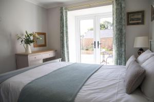 特鲁罗Tresithick Vean Bed and Breakfast的卧室配有一张大白色床和窗户