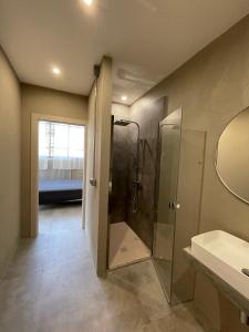 博洛尼亚TRETRE的带淋浴和盥洗盆的浴室