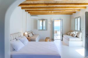 考弗尼西亚Mystic Villas Koufonisi的白色的客厅配有床和沙发