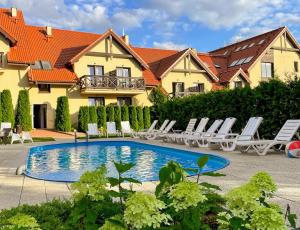 米科瓦伊基圣莫尼卡酒店 的一座带躺椅的房屋前的游泳池