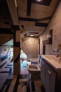 维拉卡洛斯帕兹Terra Firma Hotel Boutique的浴室配有盥洗盆、卫生间和盥洗盆。