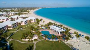宝藏岩礁Bahama Beach Club的享有度假村和海滩的空中景致
