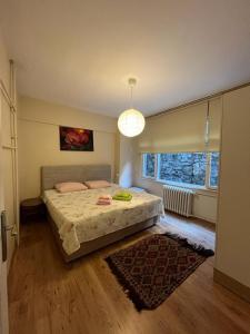伊斯坦布尔Green Garden View Apartment Near Zorlu Center的一间卧室设有一张床和一个大窗户