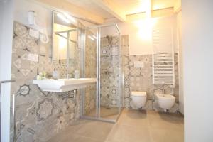 卡斯特努沃德加尔达Spagnoi Rooms的带淋浴、盥洗盆和卫生间的浴室