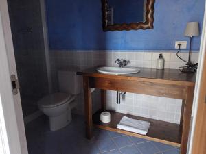 卢戈Apartamento Láncara的一间带水槽和卫生间的浴室