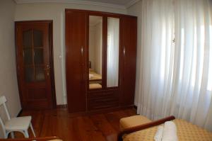 雷诺萨Apartamentos La Luz de Reinosa 2的带沙发和镜子的客厅