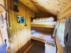 Bardu Huskylodge的小木屋内带两张双层床的客房