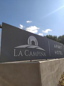 OncativoApart Hotel La Campiña的墙上挂着露营酒店标志