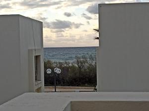 纳哈里亚Hoffman Executive Suites - Beachfront Nahariya的白色建筑享有海景
