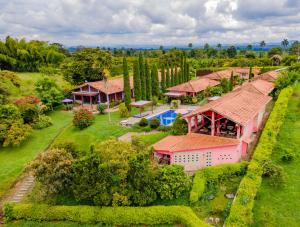 亚美尼亚Hotel Campestre Solar De La Luna的享有带游泳池的房屋的空中景致