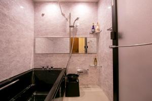 东京Minn Asakusa的一间带水槽和镜子的浴室