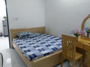 Thôn Mỹ PhướcThao Nguyen Homestay的一间卧室配有一张床、一张桌子和一张书桌