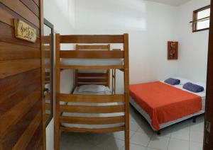 巴纳内拉斯Villa Nevada Hostel的一间卧室配有两张双层床和一张床