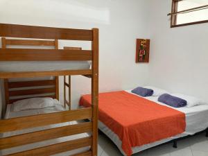 巴纳内拉斯Villa Nevada Hostel的一间卧室设有两张双层床和梯子