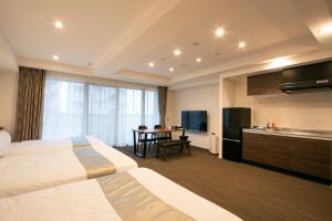 东京Minn Asakusa的酒店客房设有一张大床和一个厨房。