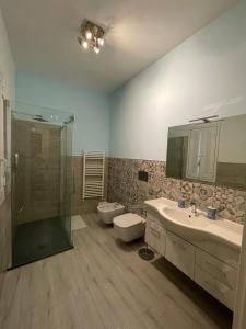 巴里Arco di Levante alle Colonne的一间带两个盥洗盆、淋浴和两个卫生间的浴室