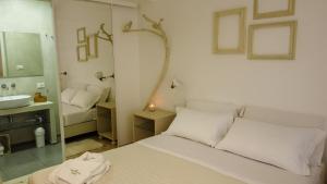乌真托Dimora TerraNostra&Spa的一间卧室配有床、水槽和镜子