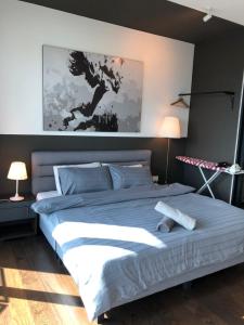 努沙再也Almas Puteri Harbour Nusajaya Suite room Exclusive Room 5 min to Legoaland by HomeSpace的一间卧室配有一张带蓝色床单的大床
