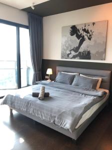 努沙再也Almas Puteri Harbour Nusajaya Suite room Exclusive Room 5 min to Legoaland by HomeSpace的卧室设有一张大床,卧室设有大窗户