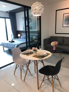 努沙再也Almas Puteri Harbour Nusajaya Suite room Exclusive Room 5 min to Legoaland by HomeSpace的客厅配有桌椅和1张床