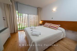 布拉干萨A.芒提兹尼欧浪漫旅旅馆的一间卧室设有一张大床和一个大窗户