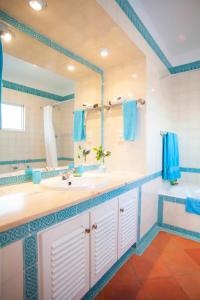 阿尔沃尔Cozy summer house的一间带水槽和镜子的浴室
