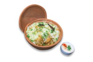 纳威孟买Hotel Sai Nidhi Executive-MindSpace Airoli Navi Mumbai的饭碗里放着米饭和鸡